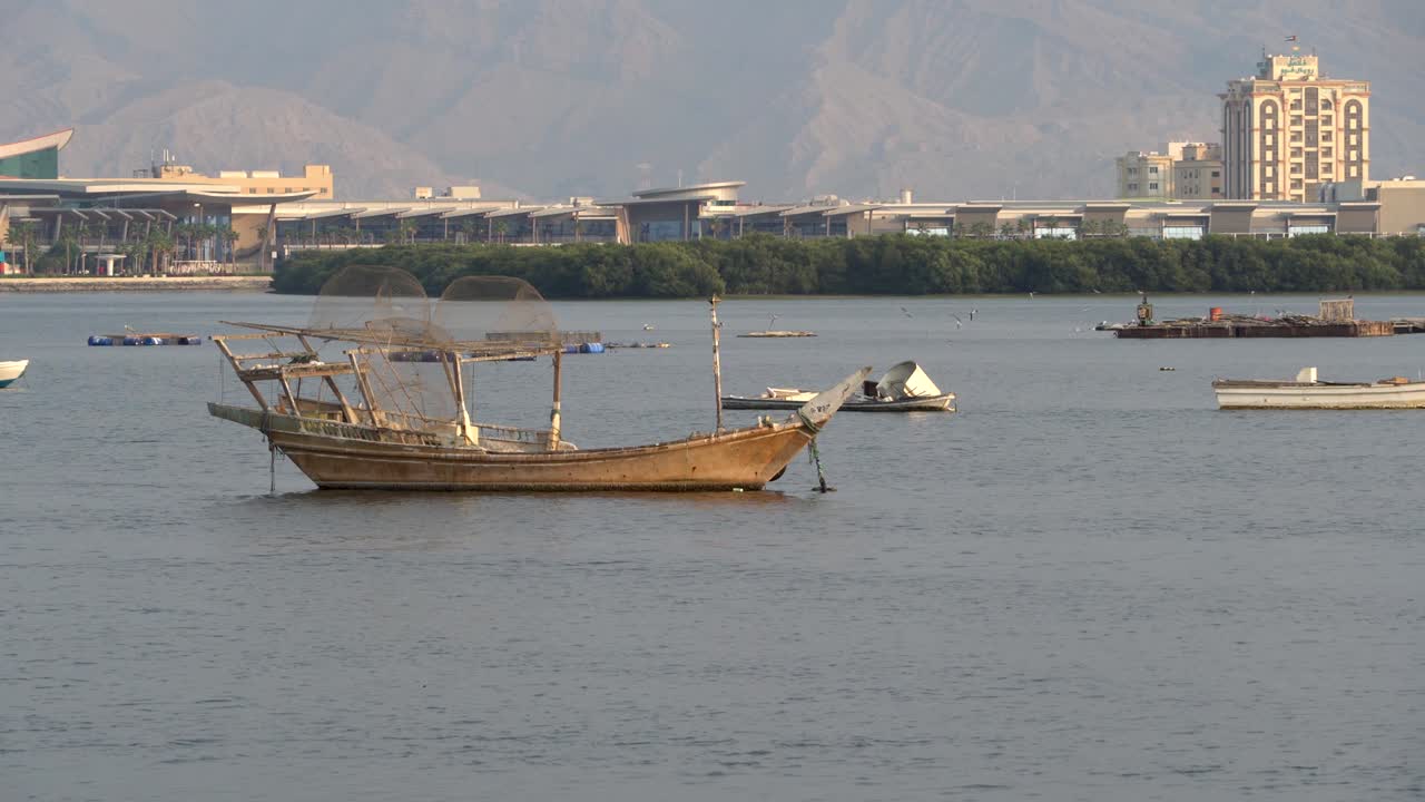 barcos dhow en el agua a lo largo de la cornisa en ras al khaimah, emiratos árabes unidos.