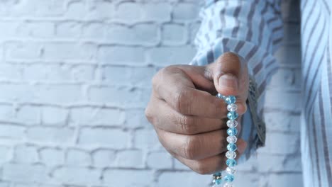 hombre musulmán orando durante el ramadán con espacio de copia