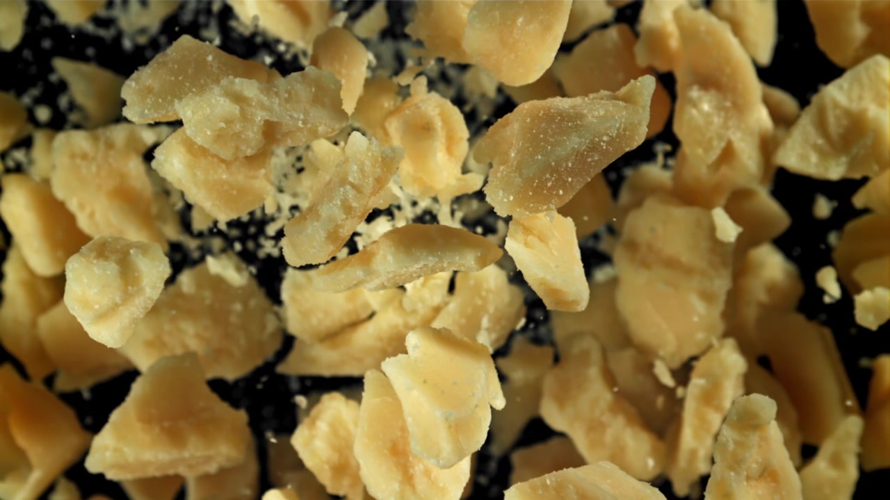 Scaglie di Parmigiano che cadono al rallentatore
