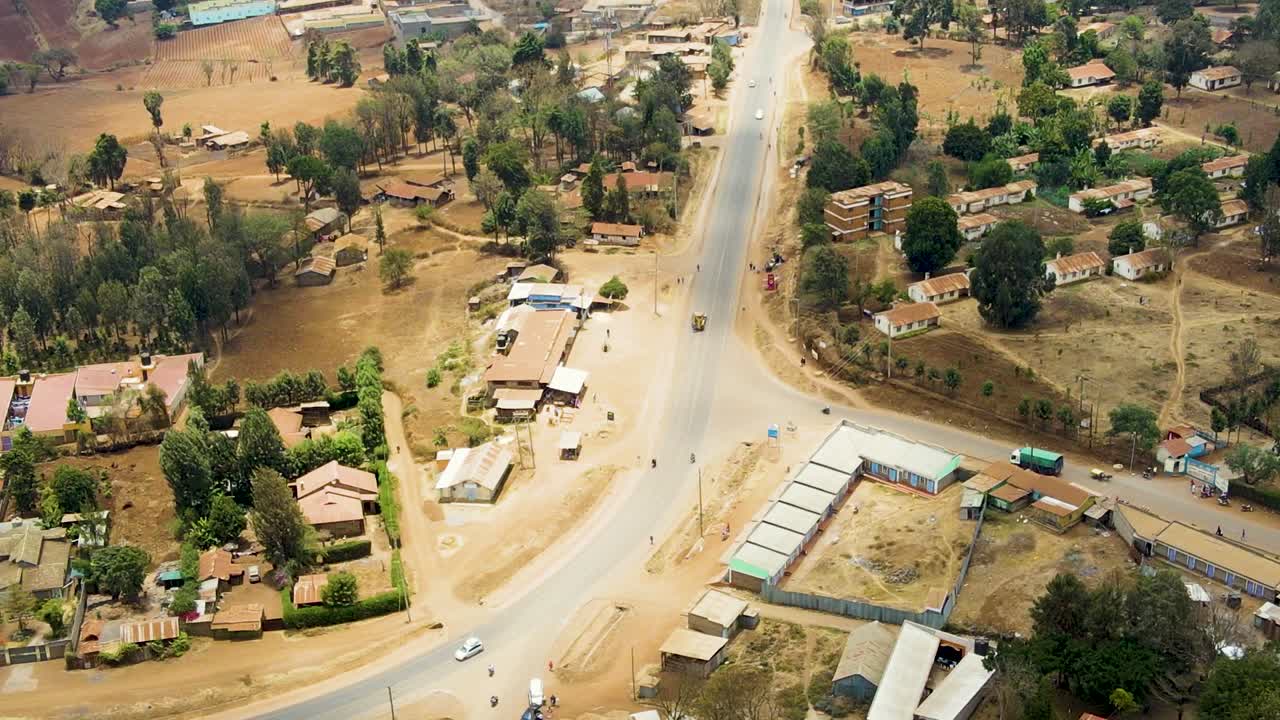 케냐의 시골 마을에서 킬리만자로가 배경입니다.