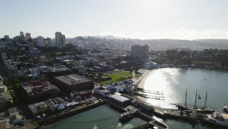 Vista-Aérea-Hacia-La-Playa-De-La-Cala-Acuática,-En-La-Soleada-San-Francisco,-Estados-Unidos