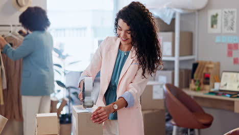 Mujer,-Diseñadora-Y-Cinta-Adhesiva-En-Caja-En-Taller.