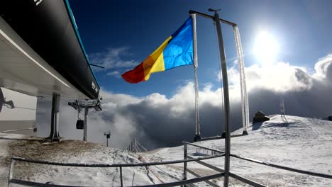 Rumänische-Flagge-Auf-Dem-Gipfel-Des-Berges