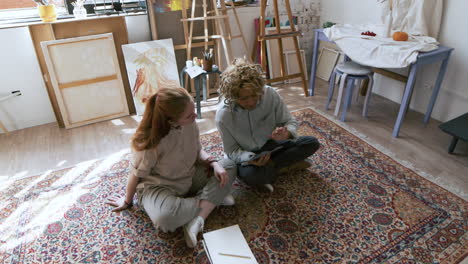 un artiste masculin et une artiste féminine dans un studio d'art