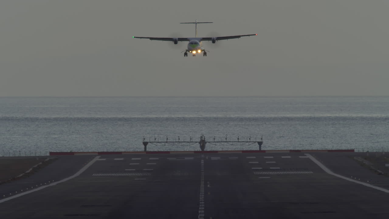 el avión está aterrizando.