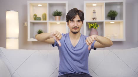 부정적인 표정으로 카메라를 바라보는 남자.