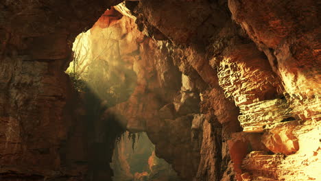 la luz del sol brillando a través de la entrada de una cueva