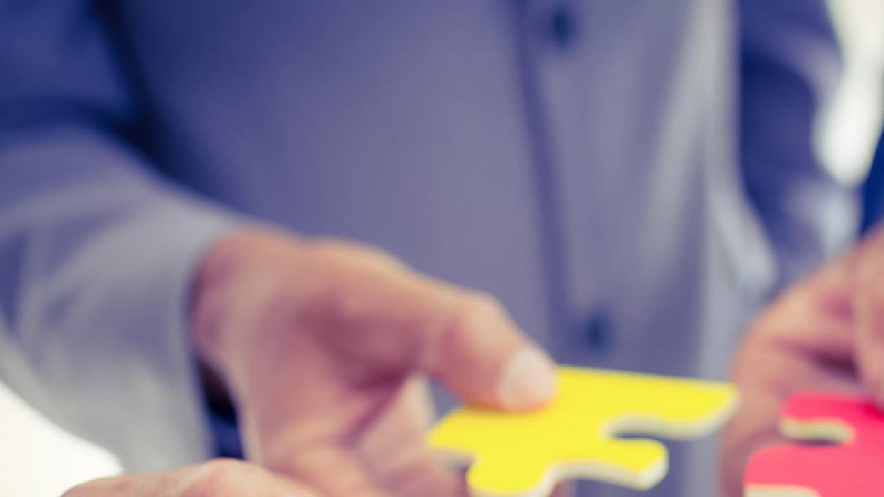 animación de un hombre de negocios caucásico sosteniendo piezas coloridas de un rompecabezas