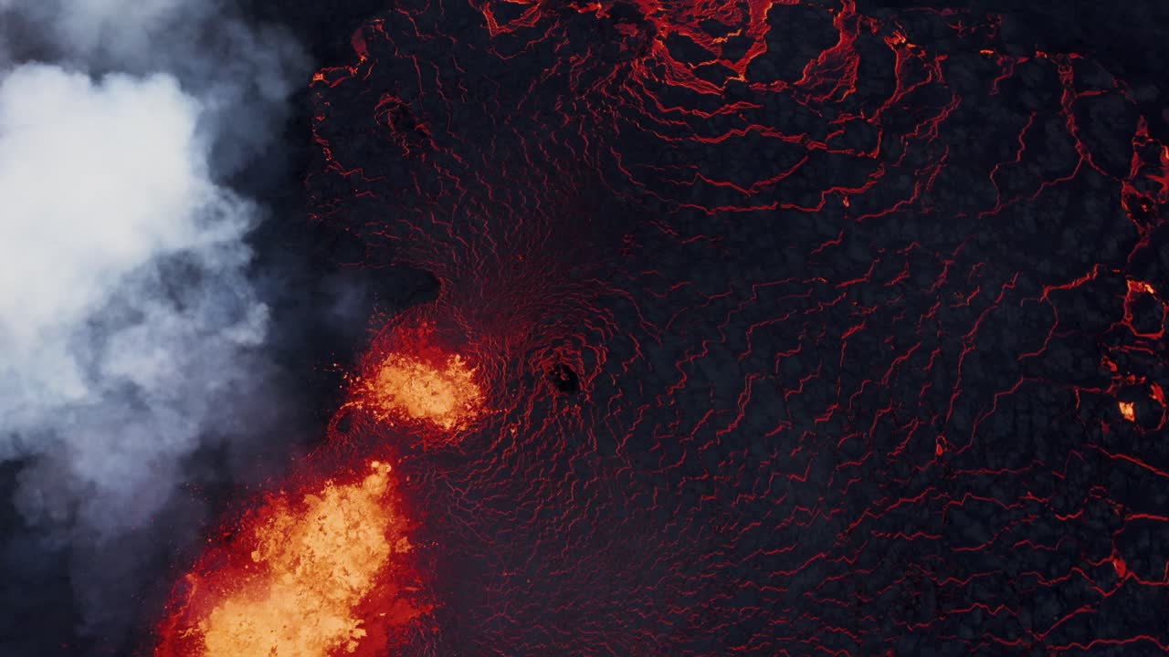 Lava ardente sulla superficie terrestre, vulcano a fessura attivo che erutta magma, fiume di lava, veduta aerea dall'alto