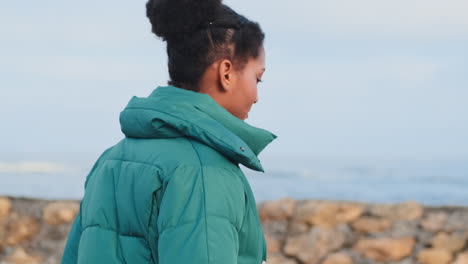 Afroamerikanisches-Mädchen,-Das-Am-Meer-Spaziert.