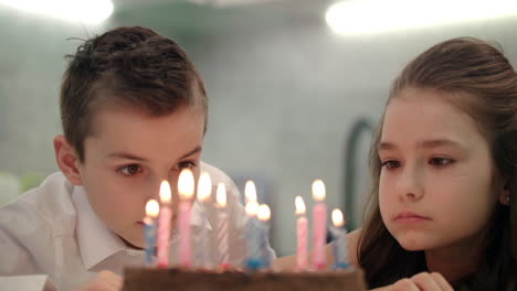 Pastel-De-Cumpleaños-De-Hermanos.-Niño-Y-Niña-Celebrando-Cumpleaños-Juntos