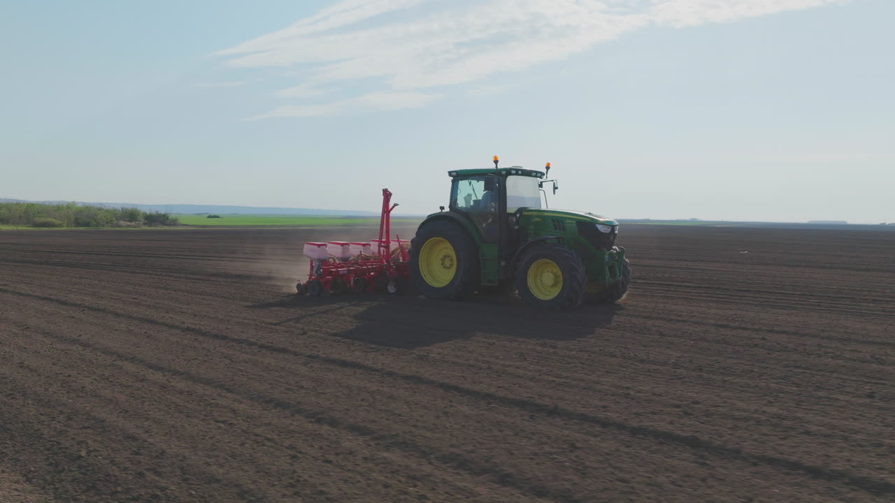 tractor plantando semillas en un campo
