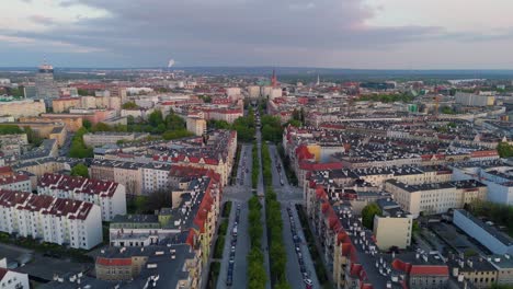 Wunderschöne-Aussicht-Auf-Die-Stadt-Stettin-Von-Oben-In-Den-Goldenen-Stunden