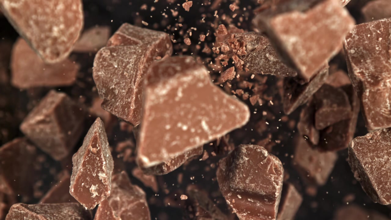 Squisiti pezzi di cioccolato che cadono al rallentatore