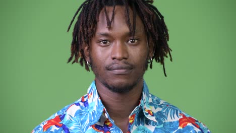 joven y guapo turista africano