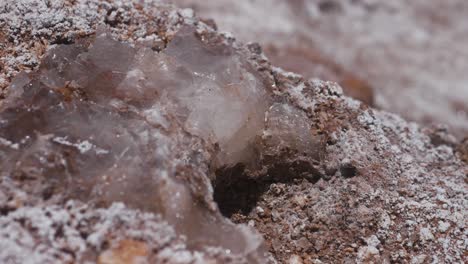 cristales de sal incrustados en la roca roja en el desierto de atacama
