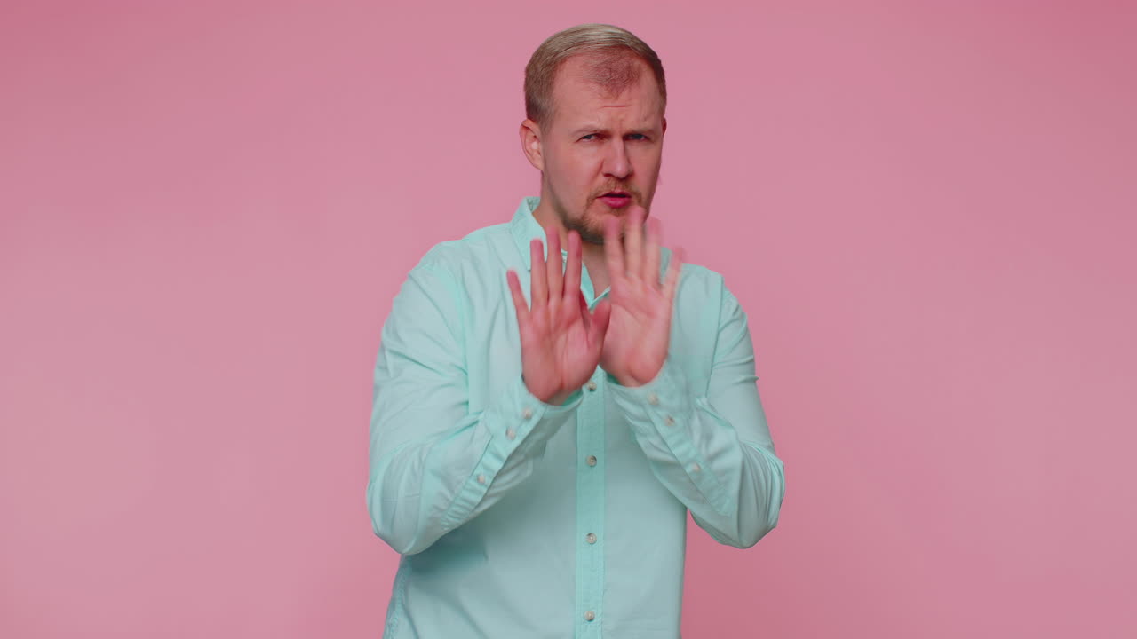 경고하는 남자 손가락 제스처로, '아니요, 조심하세요, 위험을 피하세요'라고 말하고, 불쾌감을 표시합니다.