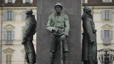 panorámica sobre la plaza italiana que muestra estatuas de soldados