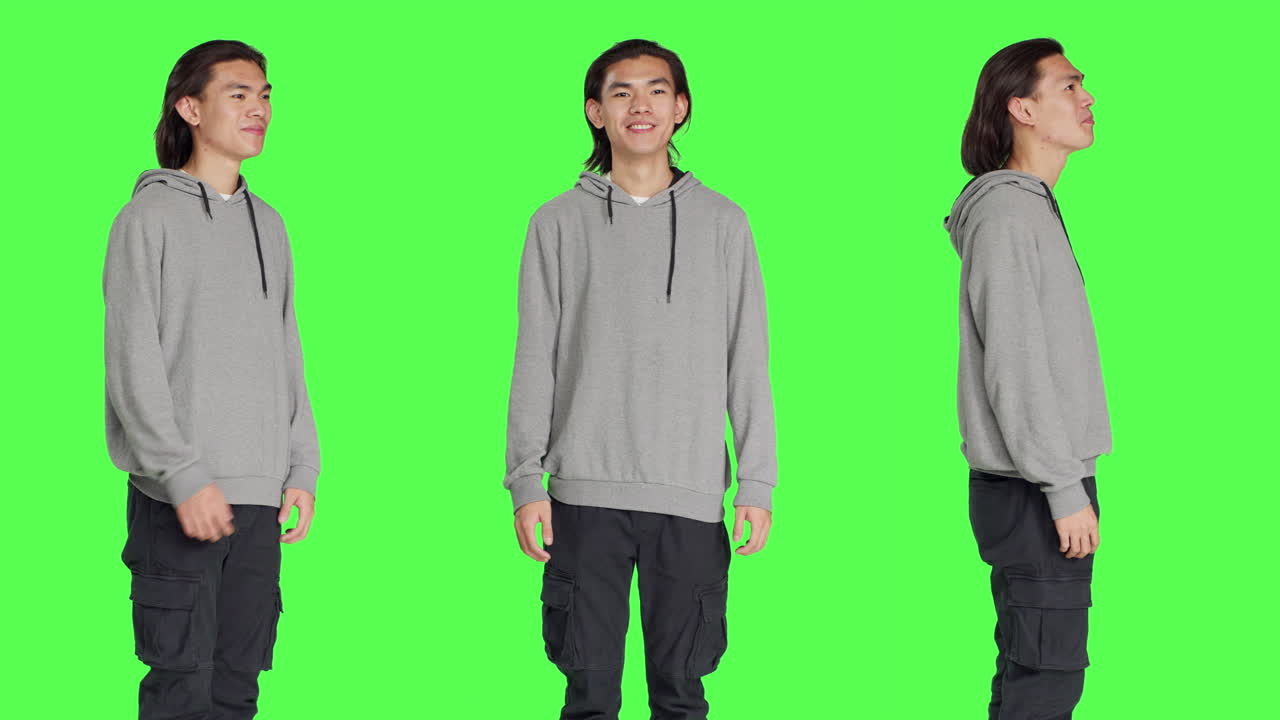 친절한 남자가 스튜디오에서 자랑스럽게 나타납니다.