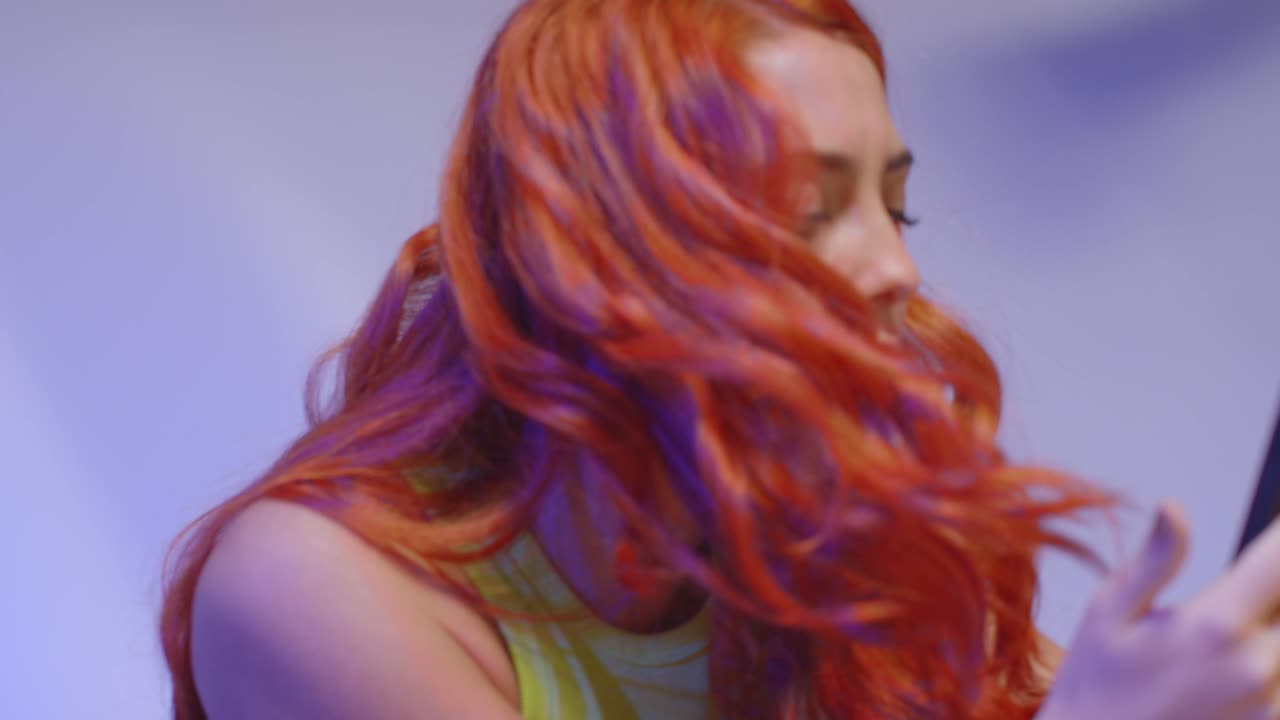 소파에 앉아 소셜 미디어 포스트를 공유하는 젊은 gen z 친구의 클로즈업 스튜디오