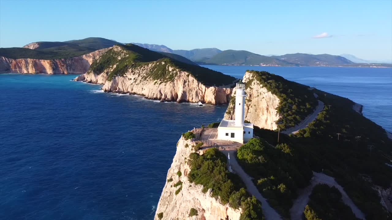 Faro su una scogliera vicino al mare