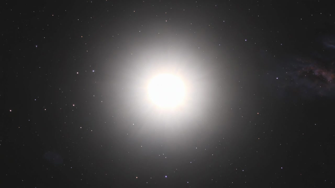 Reagindo à pulsação do núcleo, estrela central com halo pulsante em campo estelar, revelando nebulosa tênue à direita
