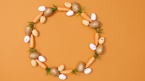 copia de pascua círculo espacial hecho de huevos en fondo naranja.