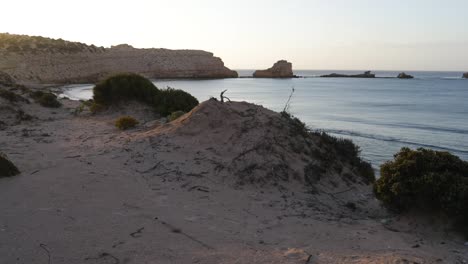 Un-Horno-De-Campamento-Descansando-Sobre-Un-Fuego-Humeante-En-Un-Hermoso-Campamento