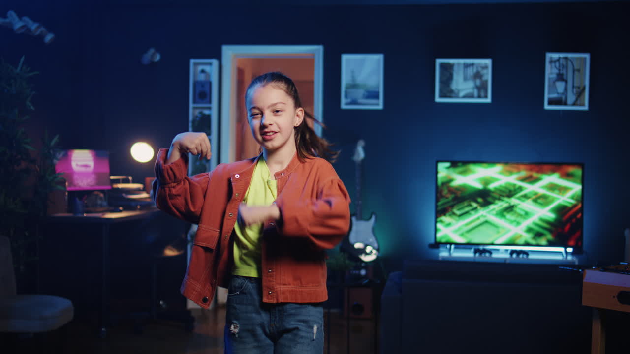 una joven que obtiene toneladas de compromiso en sus clips de baile publicados en plataformas de redes sociales