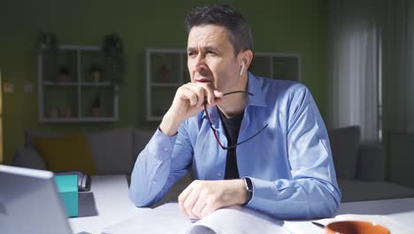 el trabajador de oficina cansado no puede concentrarse en su trabajo.