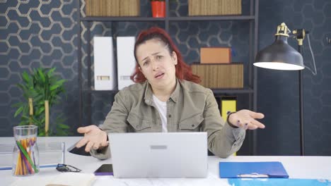 una mujer de negocios frustrada.