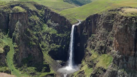 El-Río-Maletsunyane-Se-Precipita-Desde-La-Meseta-Hacia-El-Cañón-Con-Espectaculares-Acantilados-De-Roca-Basáltica