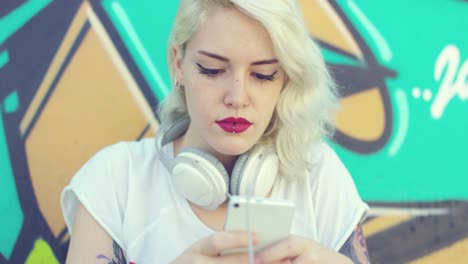 Hipster-woman-browsing-her-mobile-for-music