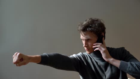 el tipo vuela con la mano extendida y habla por teléfono
