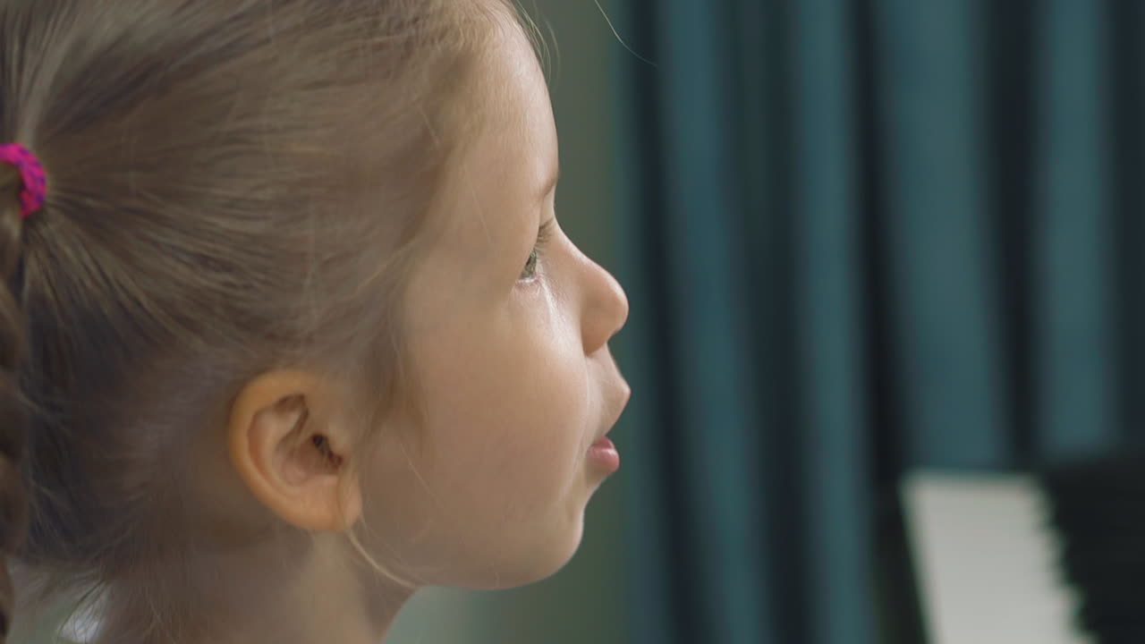 девушка играет на электронном пианино и поет