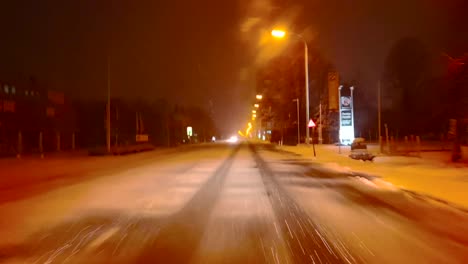 drivelapse en la noche durante la tormenta de nieve