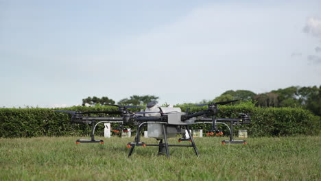 disparo en cámara lenta de un dji agras t30 girando sus hélices listo para despegar