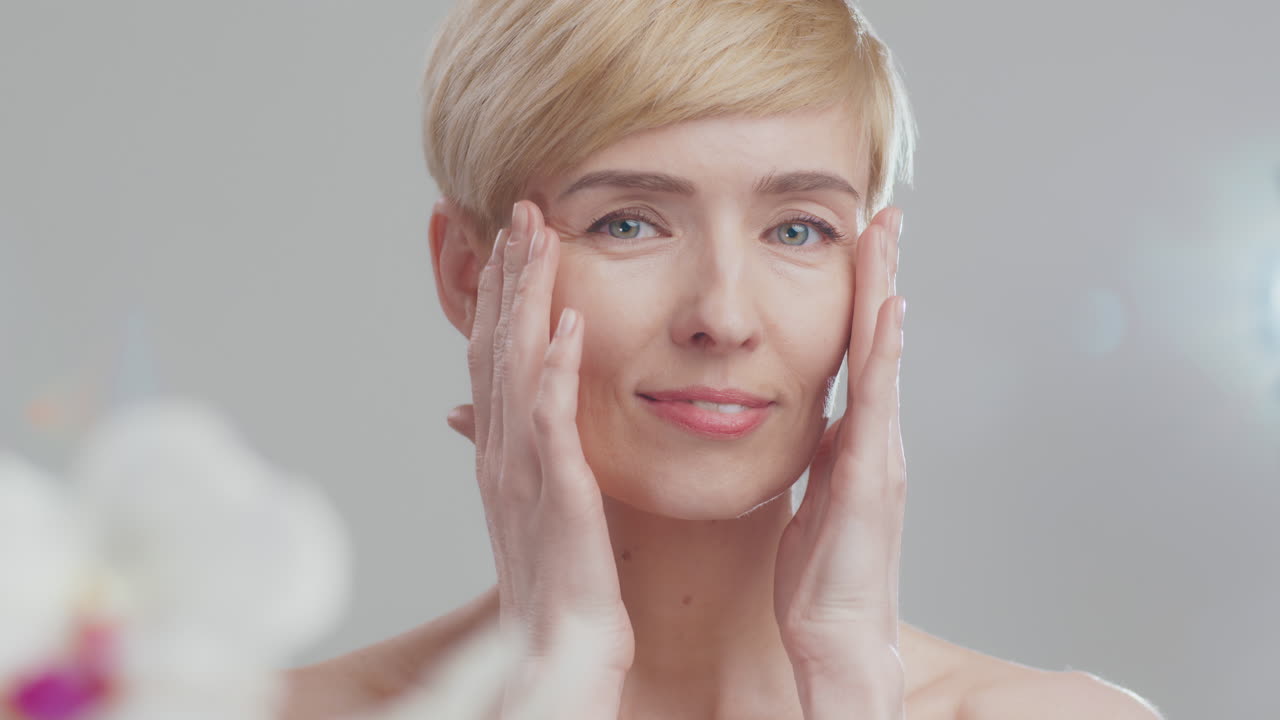 피부 관리에 초점을 맞춘 성숙한 여성