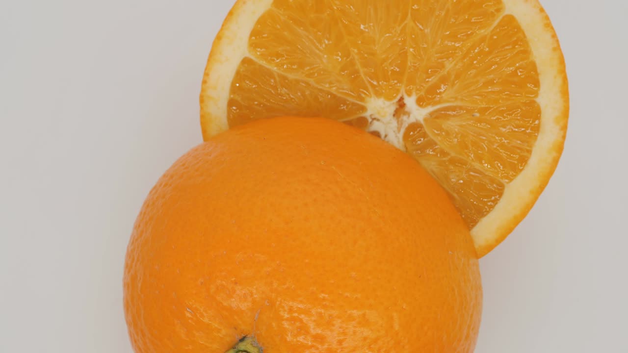 naranja sobre un fondo blanco.