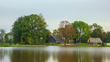 Lange-Dauer,-Das-Ganze-Jahr,-Herbst-über-Winter,-Frühling-Und-Sommer-Zeitraffer-Einer-Hütte-An-Einem-Teich