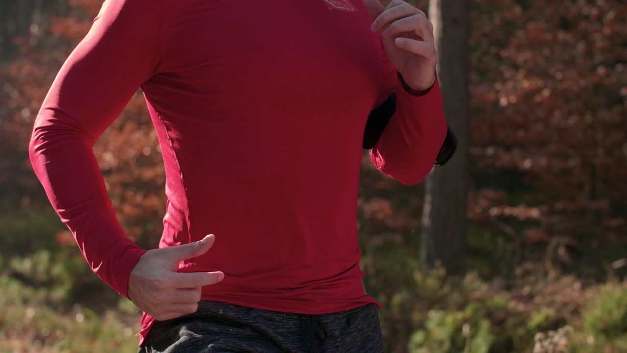 신선 한 공기 에서 몸 을 따뜻 하게 하는 운동 선수