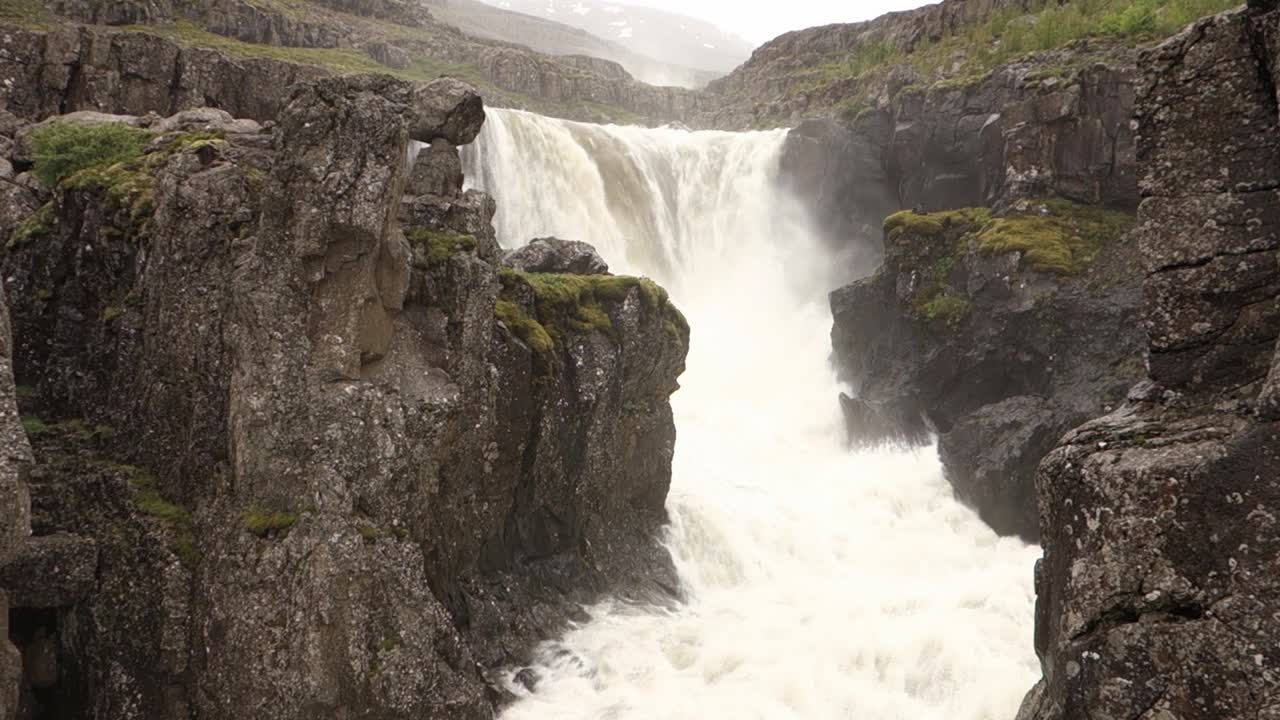 peligrosa cascada de nykurhylsfoss en fossardalur, islandia en temporada de inundaciones