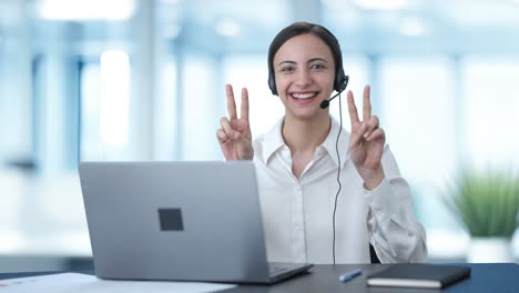 Feliz-Chica-India-Del-Call-Center-Mostrando-El-Signo-De-La-Victoria