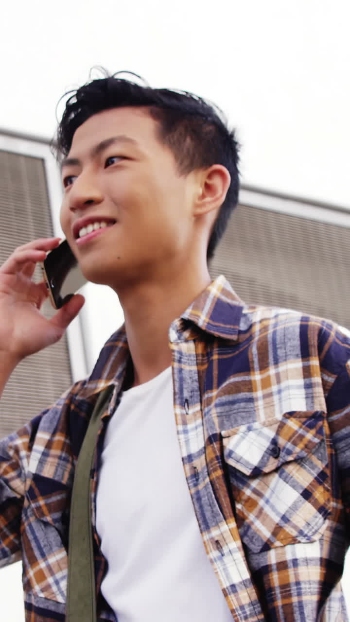 길거리에서 전화 하는 남자