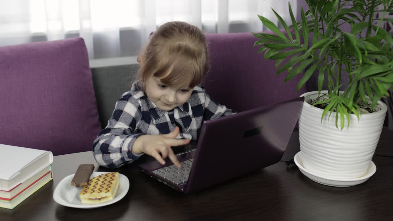 niña aprendiendo lecciones en línea usando computadora portátil digital. educación a distancia