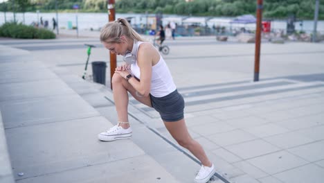 mujer estirándose al aire libre