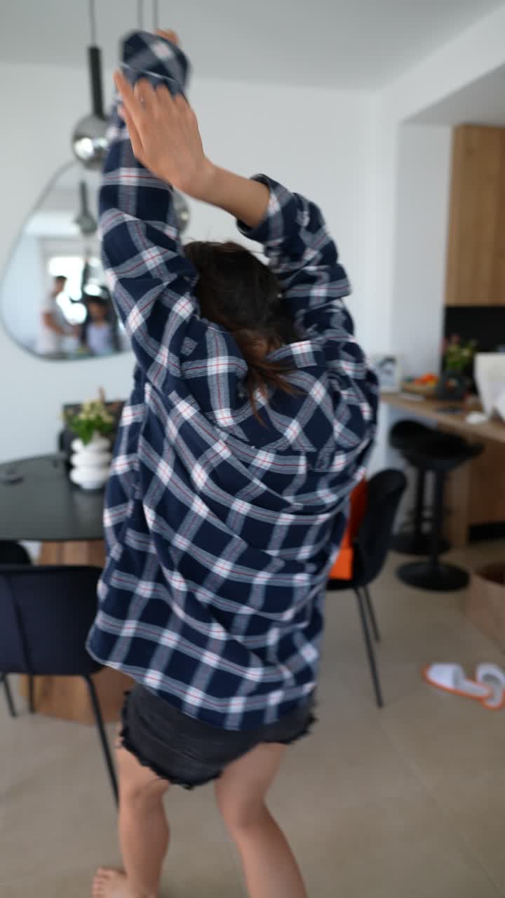 mujer bailando en una cocina