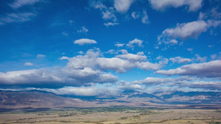 Lapso de tiempo - Hermoso paisaje de nubes moviéndose sobre una cordillera y el valle.