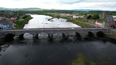 coches cruzando el puente thomond sobre el río shannon en limerick, irlanda