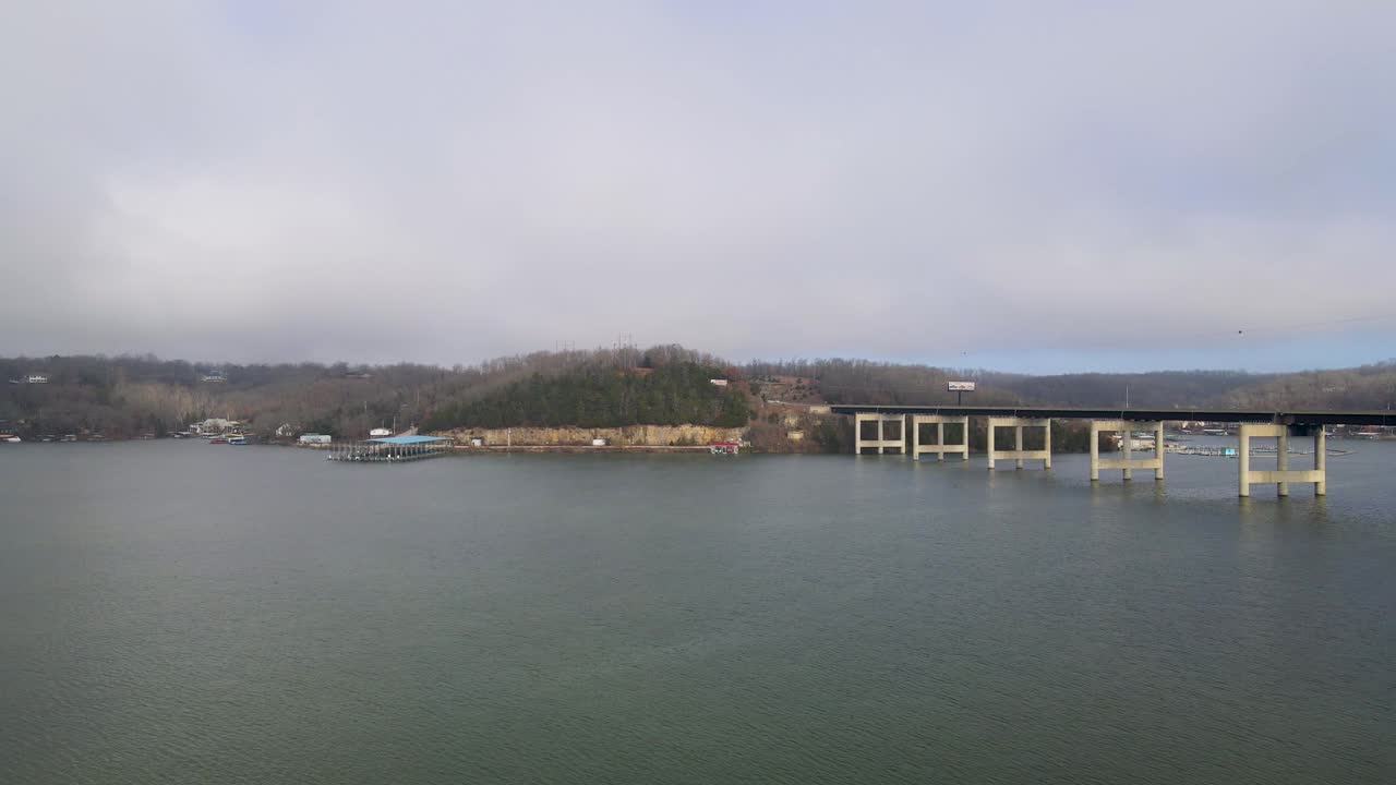 미주리로 건너는 ozarks 커뮤니티 유료 다리의 호수, 공중